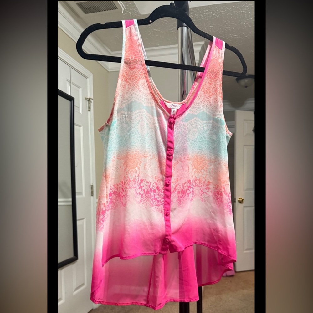 Size Medium Pink, Orange, & Blue Ombré Summer Buttoned
Tanktop